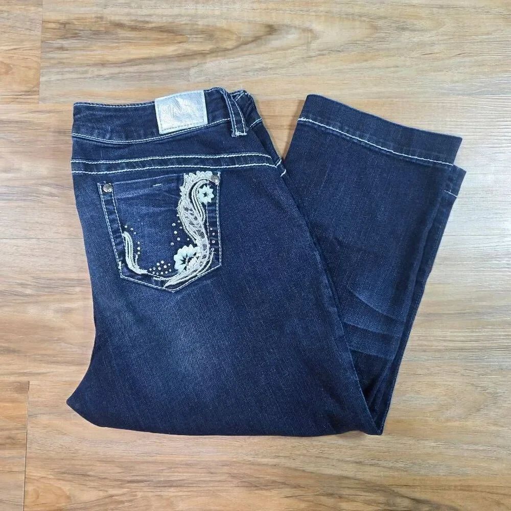 💇‍♀️Maurices Premium Blue Rhinestone & Embroidered Capri Jeans Size 18